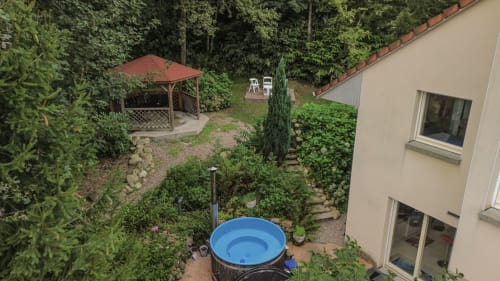 Vue aérienne du jardin de la Villa Pré d'Oro avec jacuzzi, pergola et façade de la propriété