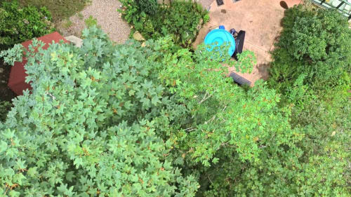 Vue plongeante par drone sur le jacuzzi extérieur de la Villa Pré d'Oro entouré de verdure
