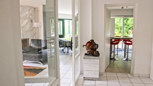 Entrée intérieure de la Villa Pré d'Oro avec vue sur le salon, cuisine et décoration originale
