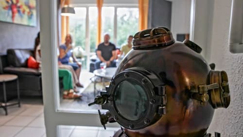 Décoration originale de la Villa Pré d'Oro - casque de plongeur vintage en cuivre dans le salon