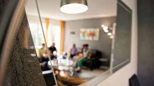 Salon convivial de la Villa Pré d'Oro avec chaminée en ardoise et espace de vie confortable