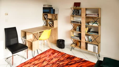 Bureau et bibliothèque de la Villa Pré d'Oro avec étagères en bois et tapis rouge design