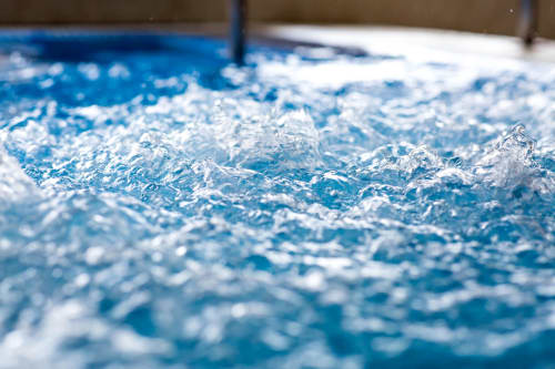 Jacuzzi extérieur de la Villa Pré d'Oro avec eau tourbillonnante - détente et bien-être