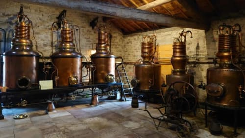 Alambics en cuivre d'une distillerie de Haute-Saône - site touristique à découvrir près de la Villa Pré d'Oro