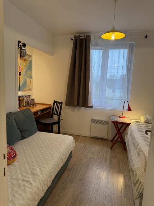 Chambre cosy de cottage à Accolade, Châteaudun avec vue sur la ville, bureau et luminaires suspendus