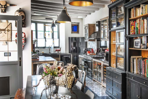 Cuisine moderne avec meubles noirs, électroménagers inox et bibliothèque à Alombre B&B, Lectoure