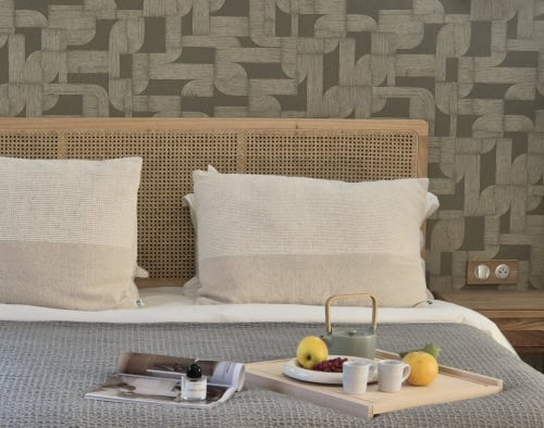 Slaapkamer in Moulin Renaudiots in Autun met rotan hoofdeinde, crèmekleurige kussens, ontbijtblad met fruit en koffie