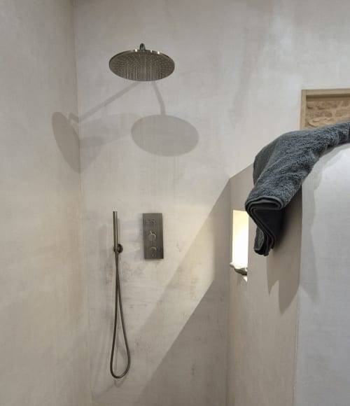 Modern regentopmassage en handdouche in de luxe badkamer van het hotellapartement Moulin Renaudiots in Autun, Frankrijk