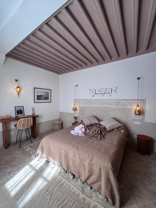 Chambre Jamal Suite au Riad Casa Angelo à Marrakech avec plafond rayé contemporain, lit, bureau et décoration marocaine