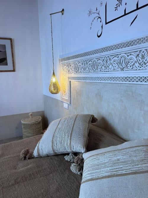 Chambre Jamal Suite au Riad Casa Angelo à Marrakech, avec carrelage marocain traditionnel, coussins rayés et dorures