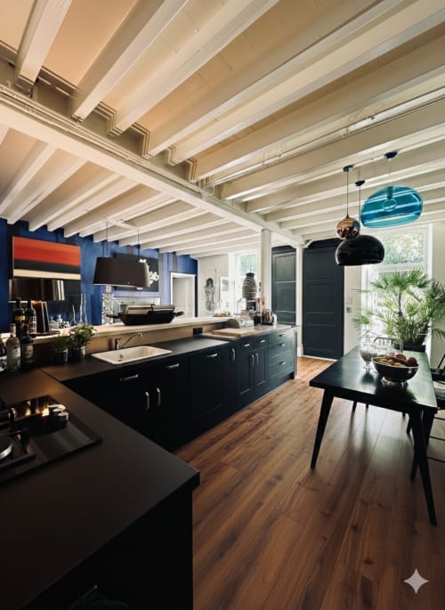 Cuisine de luxe moderne à l'Alombre B&B Lectoure avec armoires noires, plafond à poutres blanches et parquet