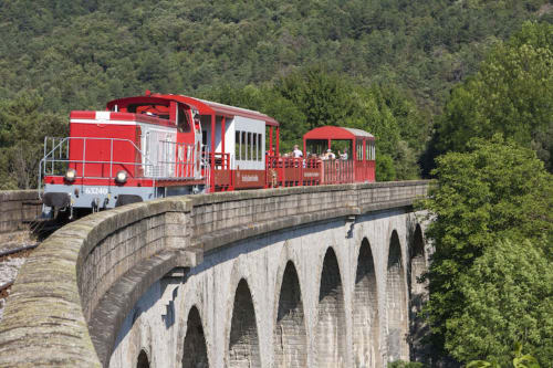 Ballader avec le petit train rouge touristique depuis l'hotel mas le chatelet