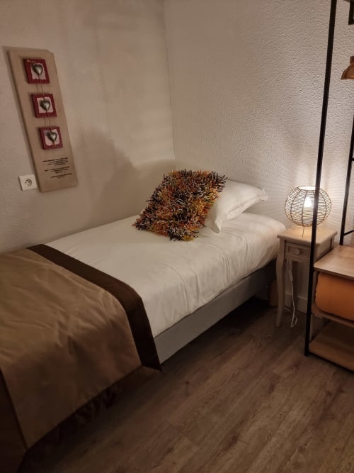 chambre tween, deux lits individuels 90x200, nouvelle literie, bureau, tv écran plat, wifi gratuit, vue campagne, deuxième étage, hotel amadour Rocamadour, grotte des merveilles, gouffre de padirac, foret des singes, parc animalier gramat, sarlat, martel, activité montgolfière