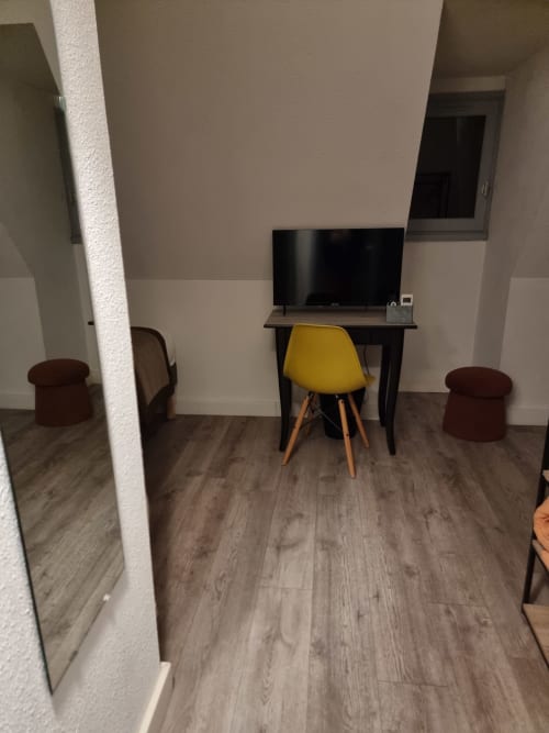 chambre tween, deux lits individuels 90x200, nouvelle literie, bureau, tv écran plat, wifi gratuit, vue campagne, deuxième étage, hotel amadour Rocamadour, grotte des merveilles, gouffre de padirac, foret des singes, parc animalier gramat, sarlat, martel, activité montgolfière