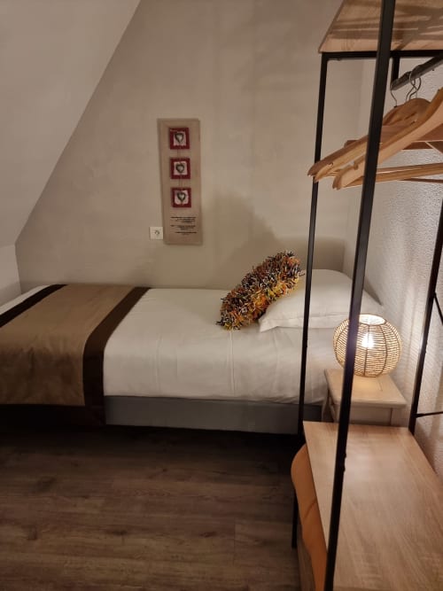 chambre tween, deux lits individuels 90x200, nouvelle literie, bureau, tv écran plat, wifi gratuit, vue campagne, deuxième étage, hotel amadour Rocamadour, grotte des merveilles, gouffre de padirac, foret des singes, parc animalier gramat, sarlat, martel, activité montgolfière