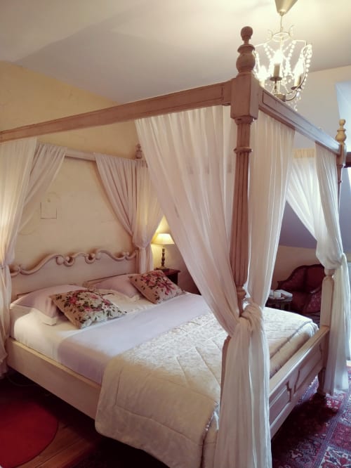 Lit romantique en chambre d’hôtes au Château de Bellevue 