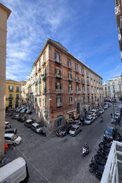 Vista dalla camera Vesuvio su Via Domenico Cirillo nel centro di Napoli