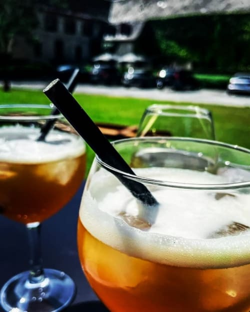 Bières et cocktails glaçés à la terrasse extérieure du Moulin Des Ramiers, Crupet Belgique