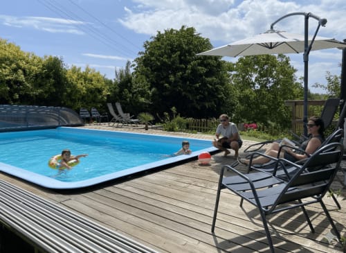 Détente en famille à la piscine