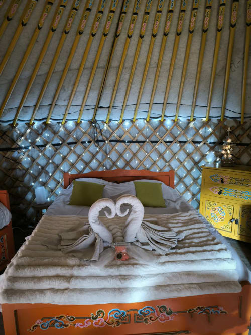 intérieur yourte insolite lit double simple décoration romantique hébergement chaleureux nuit séjour vacances nature insolite atypique montagne amoureux cocooning Provence var gorges du verdon France
