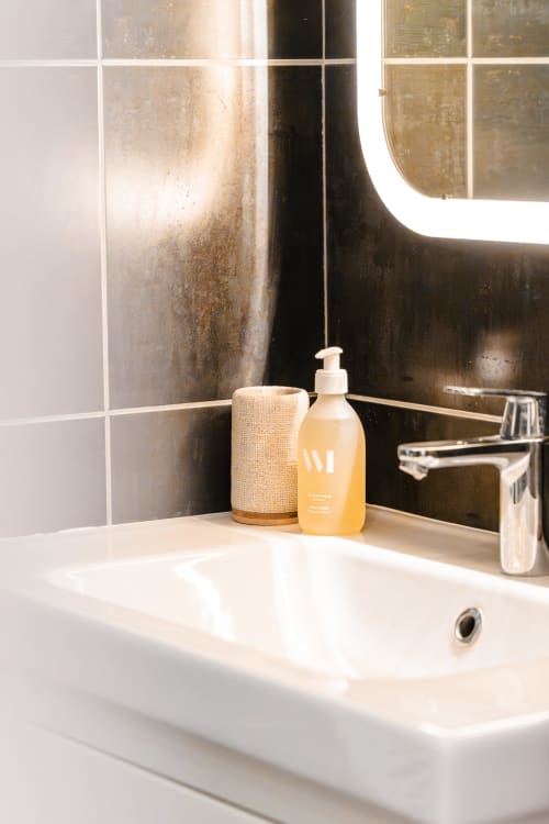 En-suite shower room at Le Logis — modern sink and What Matters products for a clean and eco-conscious stay near Blois.
