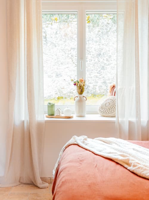 Ground-floor bedroom at Le Logis — window overlooking the private garden with no facing neighbors, perfect for a peaceful stay near Blois.
