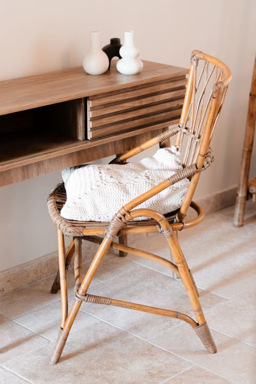 Desk corner in the bedroom at Le Logis — a quiet, light-filled space with wall-mounted TV to work peacefully during your stay near Blois.
