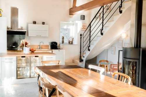 Shared living space at Le Hameau — used during guesthouse stays, where breakfast is served. With the gîte option, guests still have access to this area. In both formats, aperitif boards can be ordered in the evening for a warm and friendly stay near Blois.
