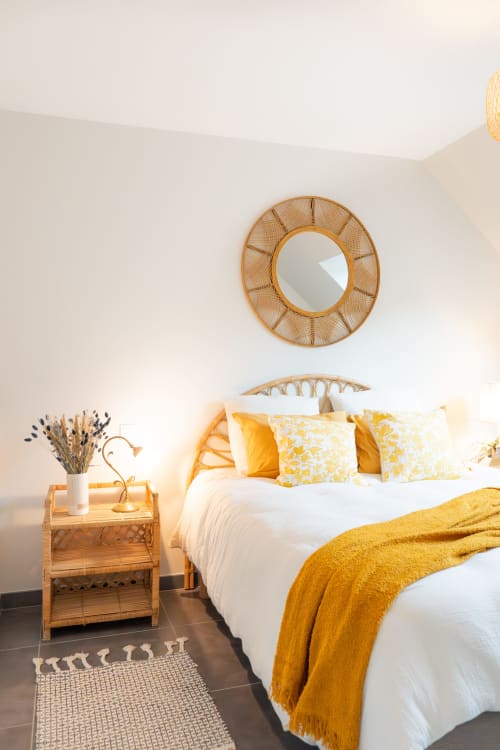 Another angle of Le Refuge bedroom — natural textures, soft light and floral accents for a gentle wake-up near Blois.
