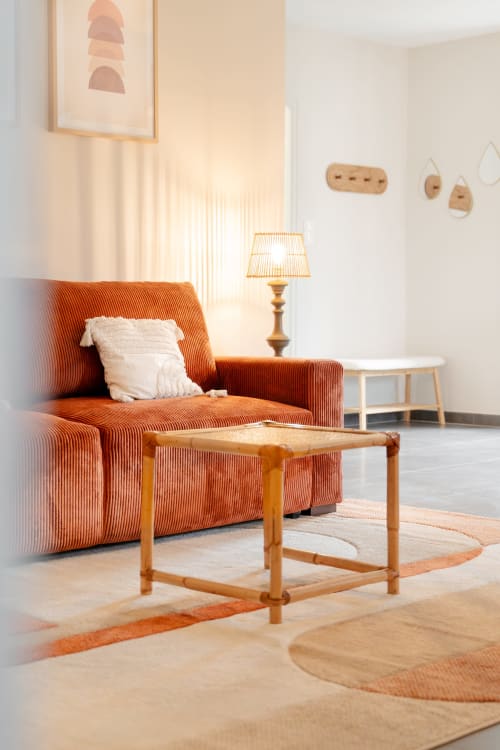 Another angle of Le Refuge living room — warm textures, soft lighting and thoughtful decor for a cozy stay near Blois.
