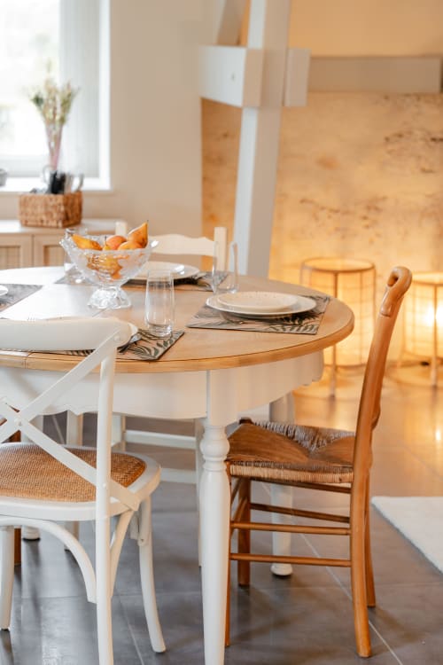 Dining area at Le Refuge — round table and natural light for a cozy meal with up to four guests near Blois.
