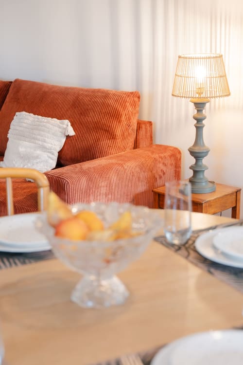 Another mood at Le Refuge — soft light, natural textures and a set table for a timeless moment near Blois.
