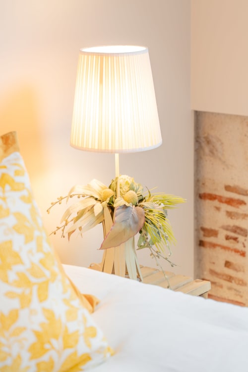 Detail from Le Refuge bedroom — soft light, natural textures and a queen-size bed for restful nights near Blois.
