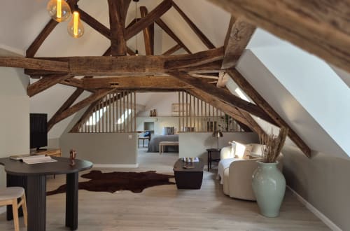 Ruim loftwoning bij Moulin Renaudiots in Autun met zichtbare houten balken, modern meubilair en zithoek