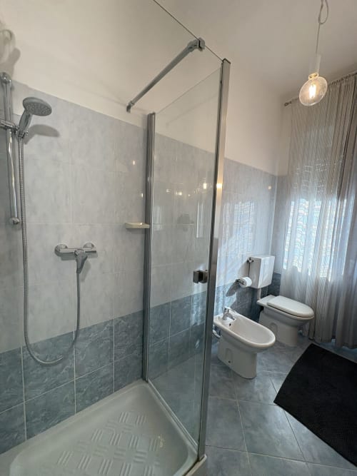 Bagno moderno dell'hotel Le Arche a Verona con doccia in vetro, wc e bidet