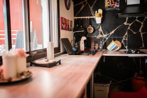 Espacio de trabajo en apartamento moderno en Mérida con escritorio de mármol, pared de acento negro y vistas a la ciudad