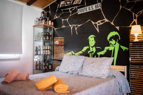 Moderno dormitorio en Mérida con mural pop art, paneles de madera a rayas, letrero Route 66 y decoración ecléctica