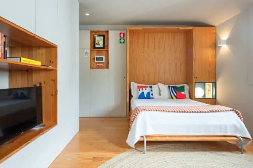 Cama Murphy retrátil original em um apartamento no Porto.