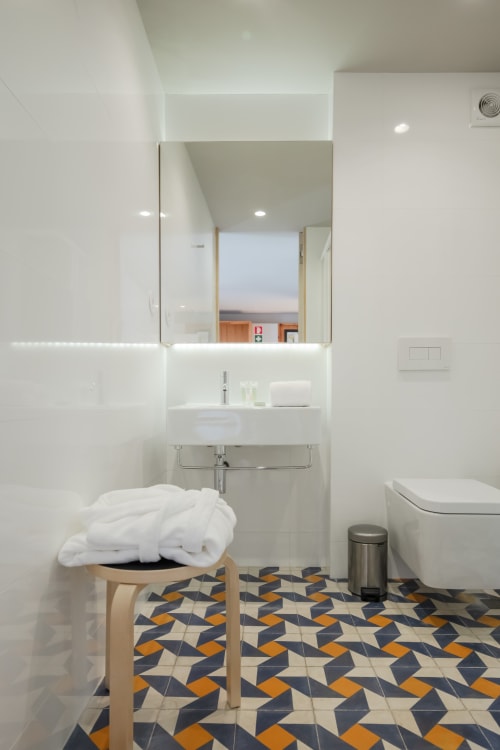Baño moderno con azulejos portugueses.