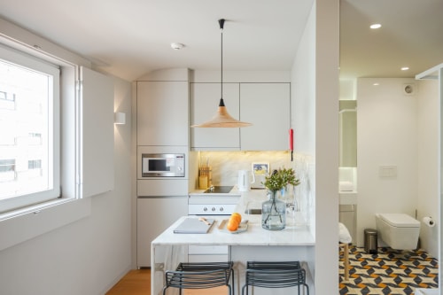 Cocina totalmente equipada en un estudio de Baumhaus Serviced Living en el centro de Oporto.