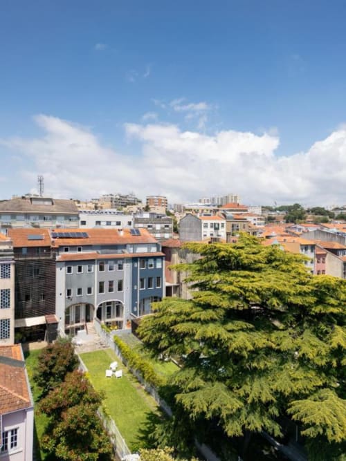 Vista geral de um edifício do século XIX no centro do Porto.