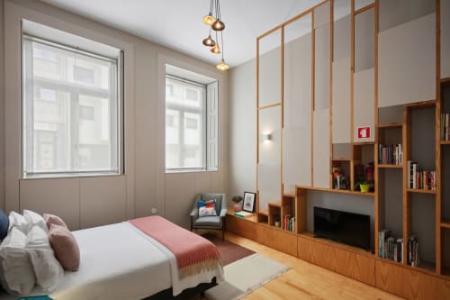 Loft com cama no rés-do-chão e muita luz natural, no centro do Porto.
