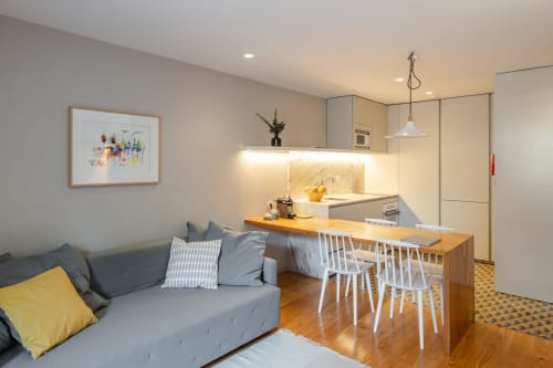 Área de estar e cozinha em um apartamento da Baumhaus Serviced Living no Porto.