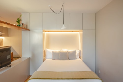 Quarto em um apartamento da Baumhaus Serviced Living no Porto.