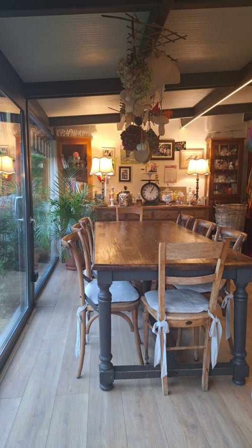Elegantes Esszimmer in der Locanda del Sasso Rooms in Crodo mit Holztisch, Stühlen und warmem Licht
