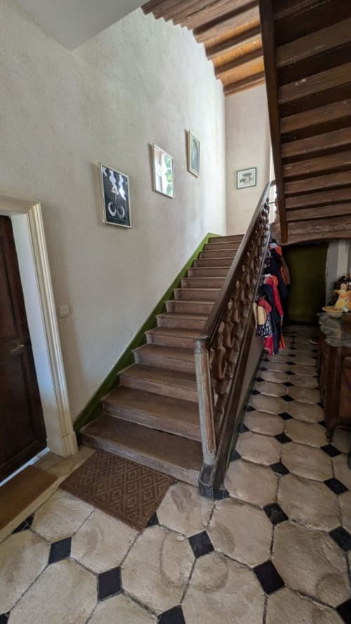 L'escalier menant au 1er étage