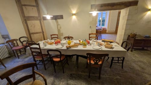 La salle à manger du Prieuré avec la table du petit déjeuner