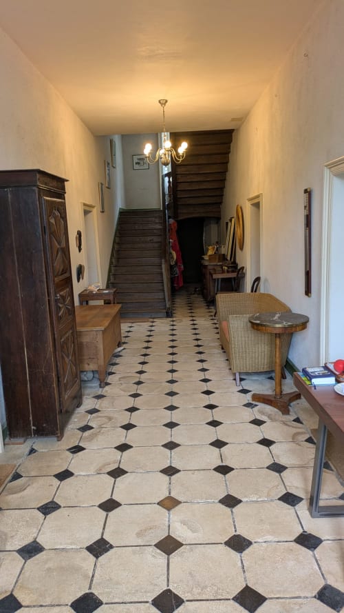 Hall d'entrée du Prieuré avec son sol et son escalier inscrits au Patrimoine des Monuments historiques