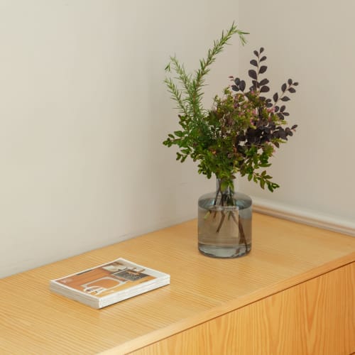 Plantas frescas e livros no Baumhaus Serviced Living.