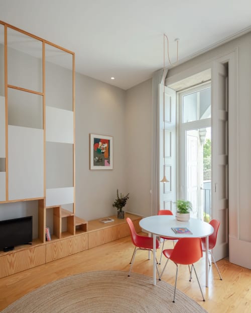 Sala iluminada / zona de refeição para a família, com acesso direto ao jardim, na Baumhaus Serviced Living, no centro do Porto.